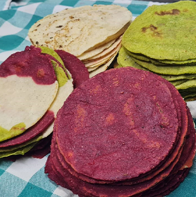 Tortillas de maiz de betabel espinaca y tradicionales